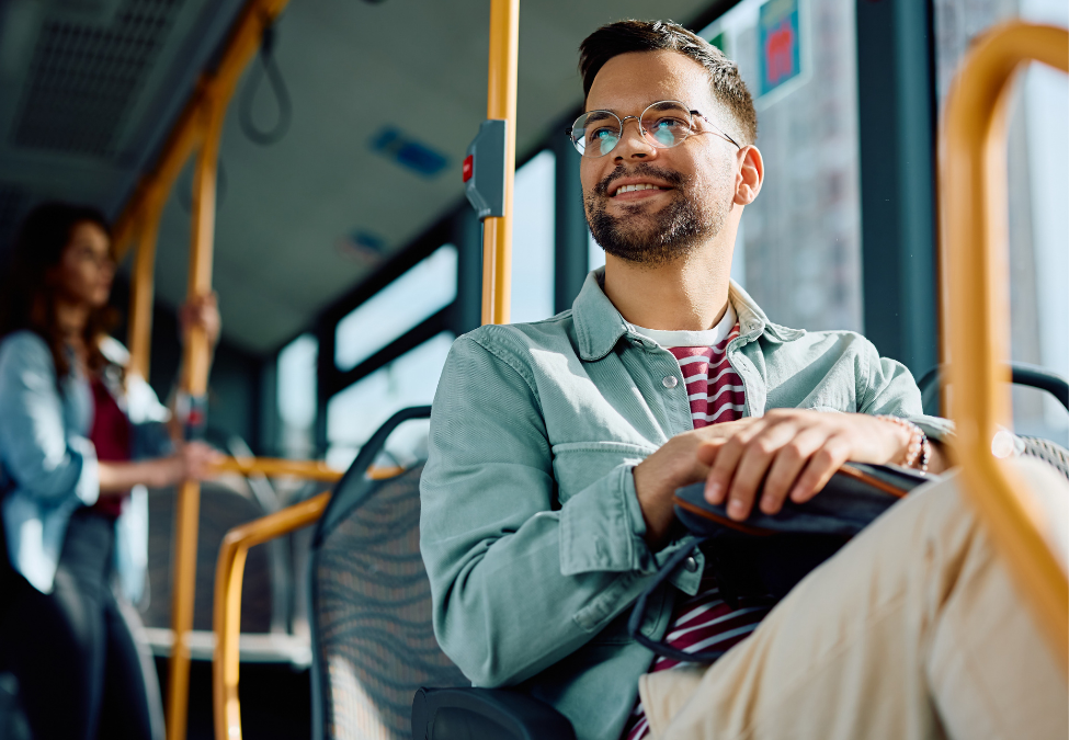 Ônibus - Inforainment - Passageira Feliz: Katrina Pruitt-Andrews