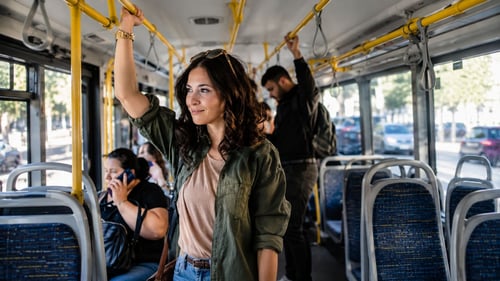 Menina no ônibus