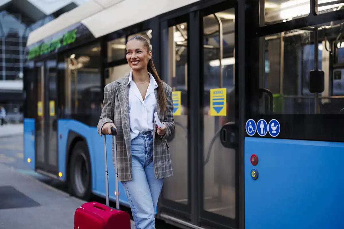 Menina passando ao lado de um ônibus