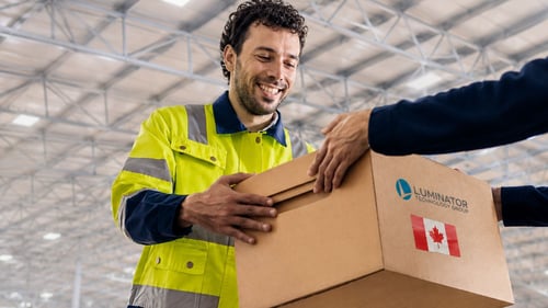 O Luminator Technology Group oferece um programa de atendimento ao cliente no Canadá